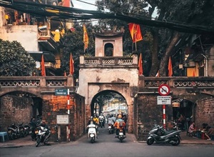 Admiring the Nearly 300-Year-Old Ô Quan Chưởng Gate in the Capital